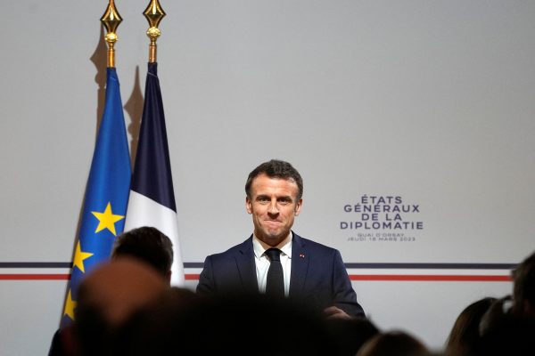 Γαλλία: Με πρόταση μομφής εξαιτίας του συνταξιοδοτικού απείλησε το κόμμα της Λεπέν