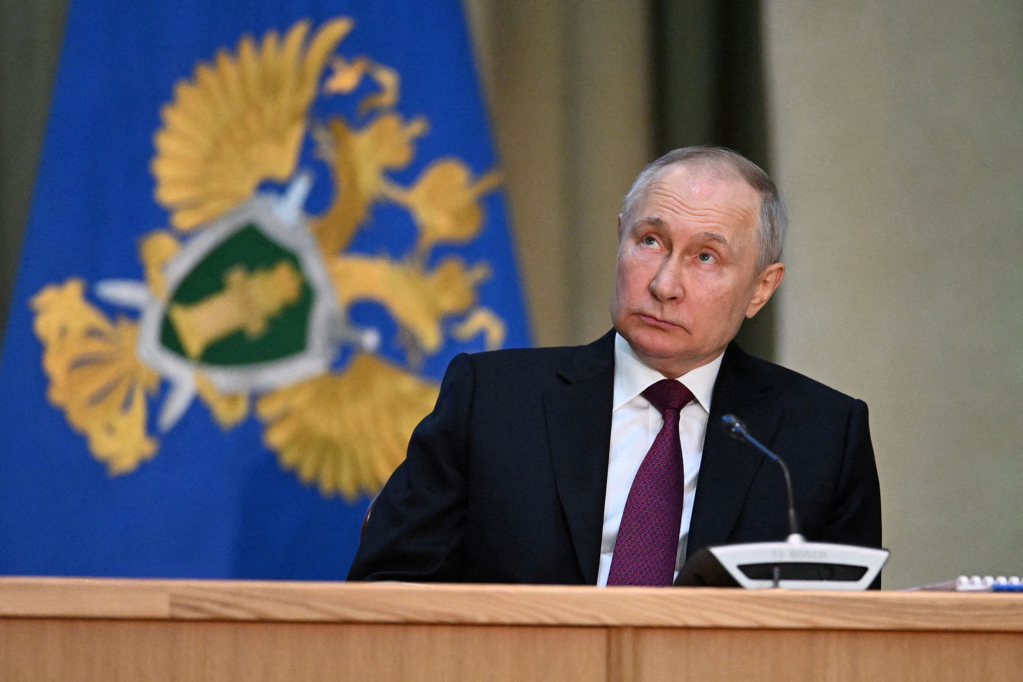 «Κ...χαρτο» το ένταλμα σύλληψης του Πούτιν λέει ο Μεντβέντεφ