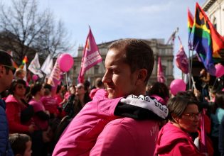 Ιταλία: Στον «αέρα» δεκάδες παιδιά ομόφυλων ζευγαριών – Θύελλα αντιδράσεων από ΛΟΑΤΚΙ+ γονείς