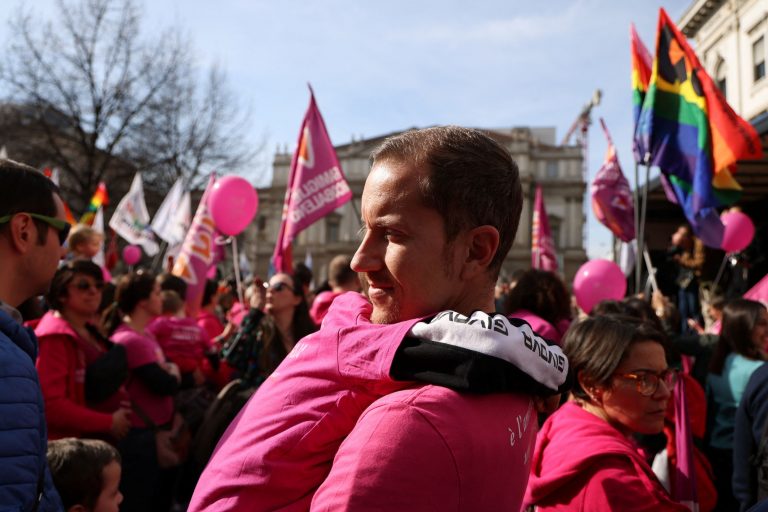 Ιταλία: Στον «αέρα» δεκάδες παιδιά ομόφυλων ζευγαριών – Θύελλα αντιδράσεων από ΛΟΑΤΚΙ+ γονείς