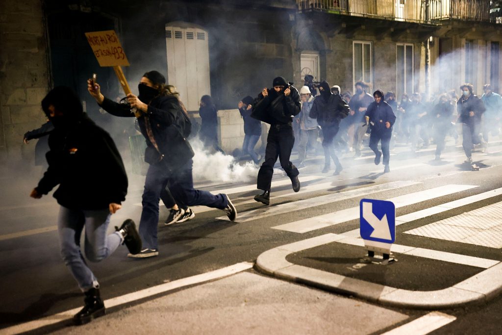 Γαλλία: Αστυνομικός ρίχνει μπουνιά σε διαδηλωτή και τον αφήνει αναίσθητο