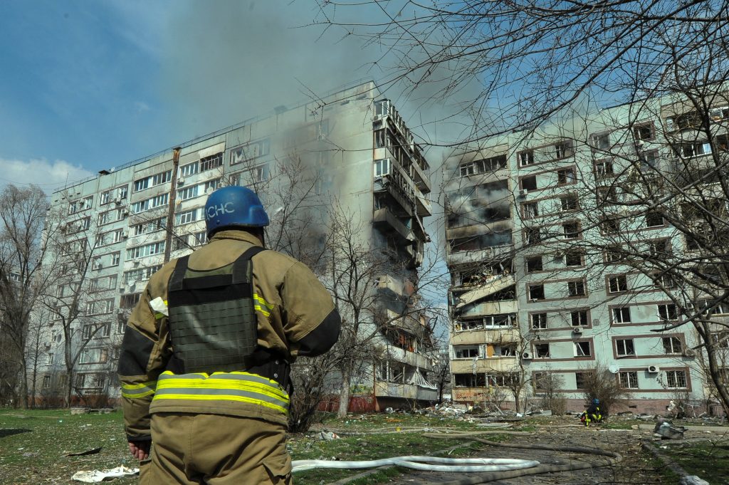 Ουκρανία: Συνεχίζεται το ρωσικό «σφυροκόπημα» – Πύραυλος χτύπησε πολυκατοικίες στη Ζαπορίζια