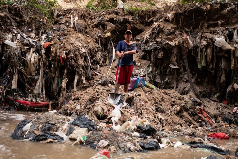 Γουατεμάλα: Το τοξικό ποτάμι που περνά μέσα από παράνομη χωματερή