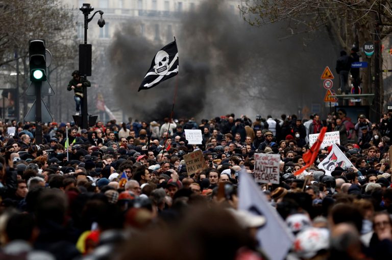 Απεργίες Γαλλία: Αντιμέτωπος με την οργή 200 συγκεντρώσεων σε όλη η χώρα ο Μακρόν