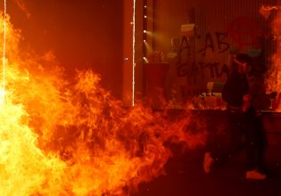 Η Γαλλία φλέγεται: Αστυνομία και εκατομμύρια πολίτες συγκρούονται στους δρόμους