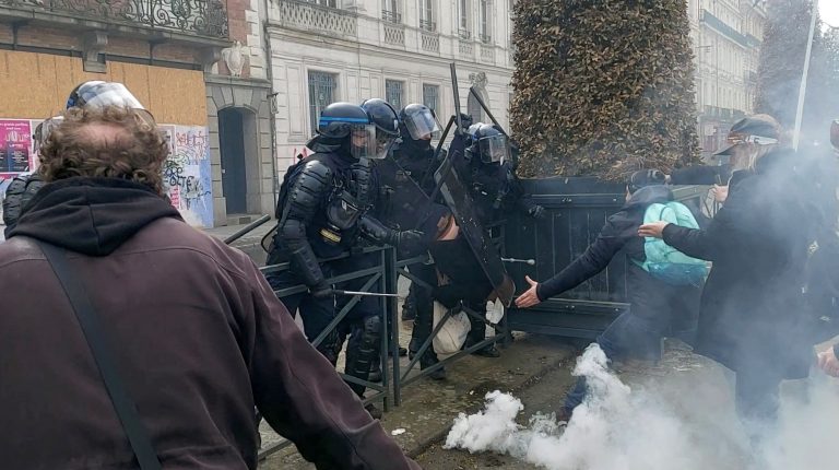 Γαλλία: Στο στόχαστρο των διαδηλωτών η επίσκεψη του Καρόλου