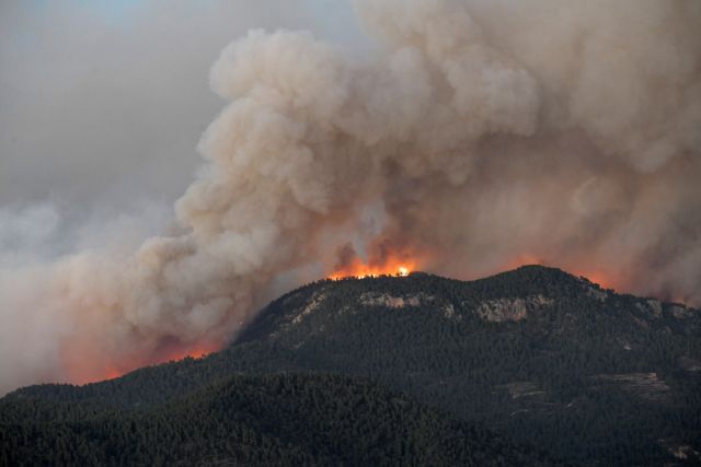 Ισπανία: Εκτός ελέγχου η μεγάλη δασική πυρκαγιά – Απομακρύνθηκαν 1.500 κάτοικοι