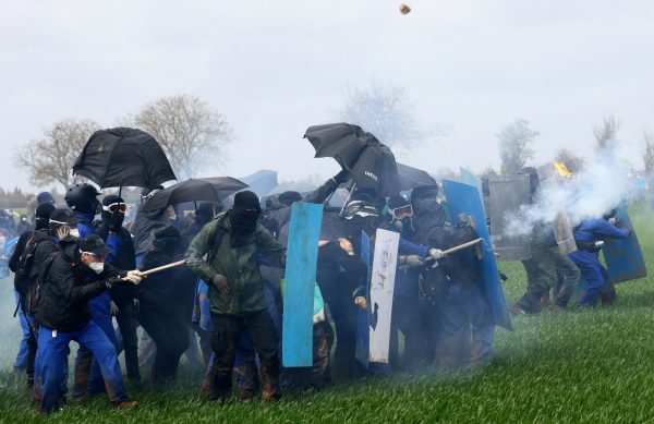 Νέες συγκρούσεις αστυνομικών με διαδηλωτές για το νερό στη Γαλλία