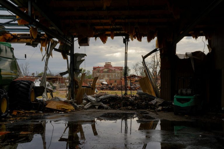 Συγκλονιστικά βίντεο από την στιγμή που ο ανεμοστρόβιλος χτυπάει σχολείο