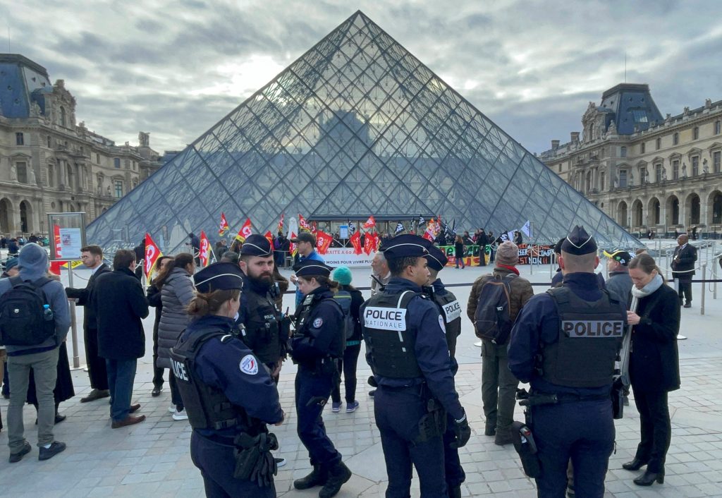 Διαδηλώσεις στη Γαλλία: Απεργοί απέκλεισαν το Λούβρο – Ουρές τουριστών έξω από το μουσείο