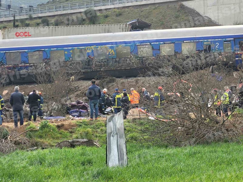 Τέμπη: Ανατριχιαστικές στιγμές από την ανάσυρση των νεκρών μέσα από το τρένο