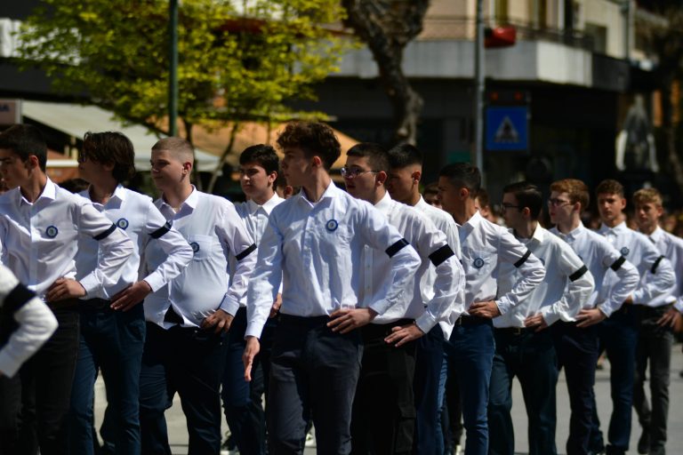 Τέμπη: Στη σκιά της σιδηροδρομικής τραγωδίας η παρέλαση στη Λάρισα – Με μαύρες κορδέλες και κονκάρδες οι μαθητές