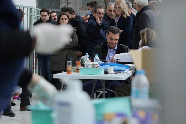 Τέμπη: Με συγγενείς θυμάτων στη Λάρισα ο Αλέξης Τσίπρας – Έδωσε αίμα για τους τραυματίες