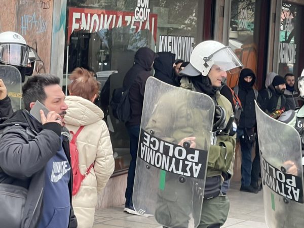 Θεσσαλονίκη: Κουκουλοφόροι ανάμεσα στα ΜΑΤ – Αποκαλυπτικές φωτογραφίες