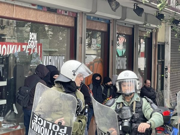 Θεσσαλονίκη: Κουκουλοφόροι ανάμεσα στα ΜΑΤ – Αποκαλυπτικές φωτογραφίες