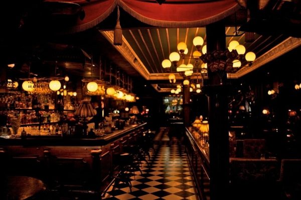 Δήμος Αθηναίων: Αναστέλλονται για την επόμενη διετία οι νέες άδειες λειτουργίας κέντρων διασκέδασης στο Κολωνάκι