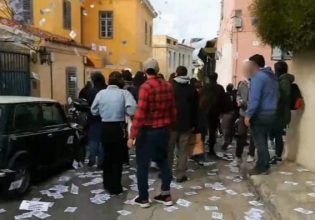 Ρουβίκωνας: Παρέμβαση στο σπίτι του Καραμανλή για τα Τέμπη