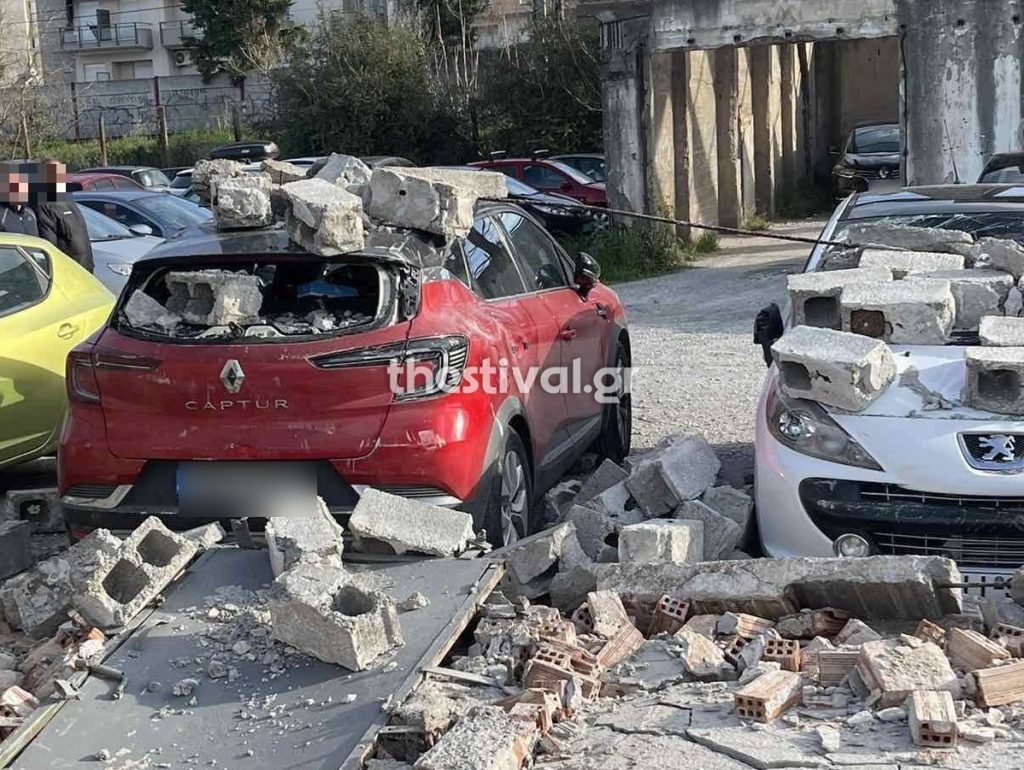 Τα μποφόρ χτύπησαν τη Θεσσαλονίκη: Πτώση τοιχίου προκάλεσε ζημιές σε αυτοκίνητα