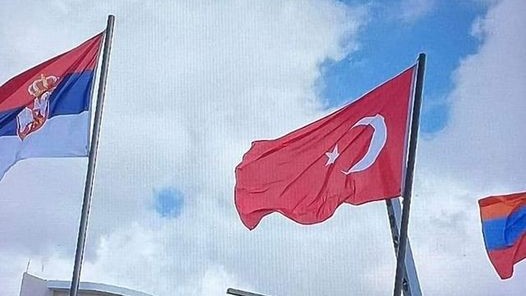 Σάλος με τουρκική σημαία στο κέντρο της Πάφου – Την κατέβασαν δημοτικοί σύμβουλοι