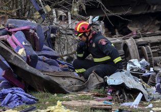Τέμπη: «Θα μπορούσε να είναι το παιδί μου» – Ο πυροσβέστης που λύγισε πάνω από τα συντρίμμια