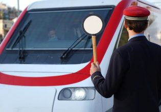 Η ΡΑΣ «ξηλώνει» τους σταθμάρχες και τινάζει στον αέρα την επανεκκίνηση των τρένων