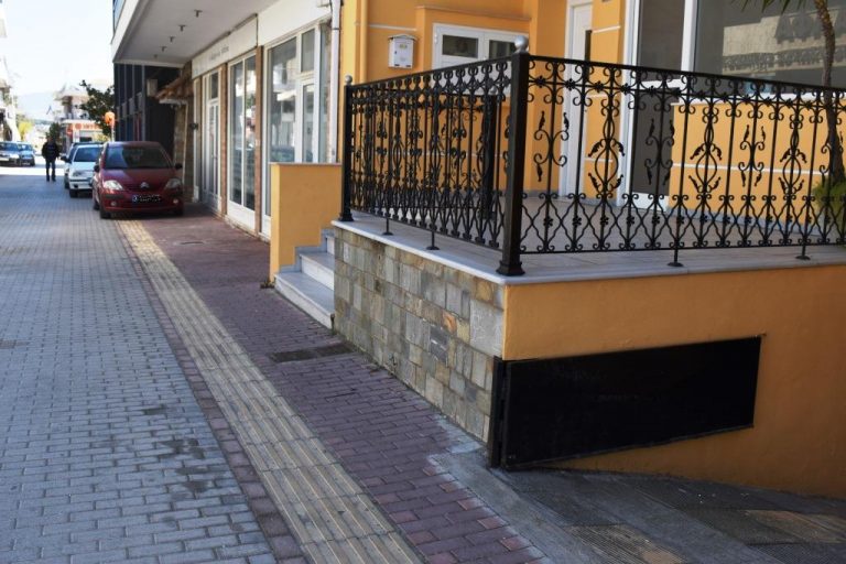 Ο Δήμος Φυλής προειδοποιεί τους οδηγούς που παρκάρουν σε λωρίδες διάβασης τυφλών