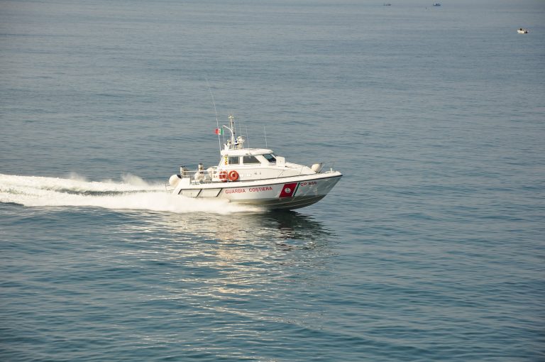 Ιταλία: Εκατοντάδες μετανάστες περιμένουν να διασωθούν ανοιχτά της Σικελίας – Αυξήθηκαν οι ροές