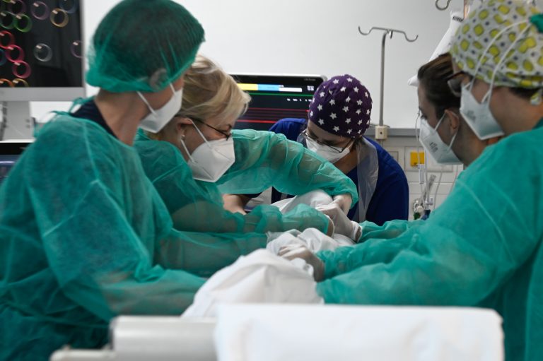 Κοροναϊός: Ακόμα 75 θάνατοι σε μια εβδομάδα – Μείωση του ιικού φορτίου και των διασωληνώσεων