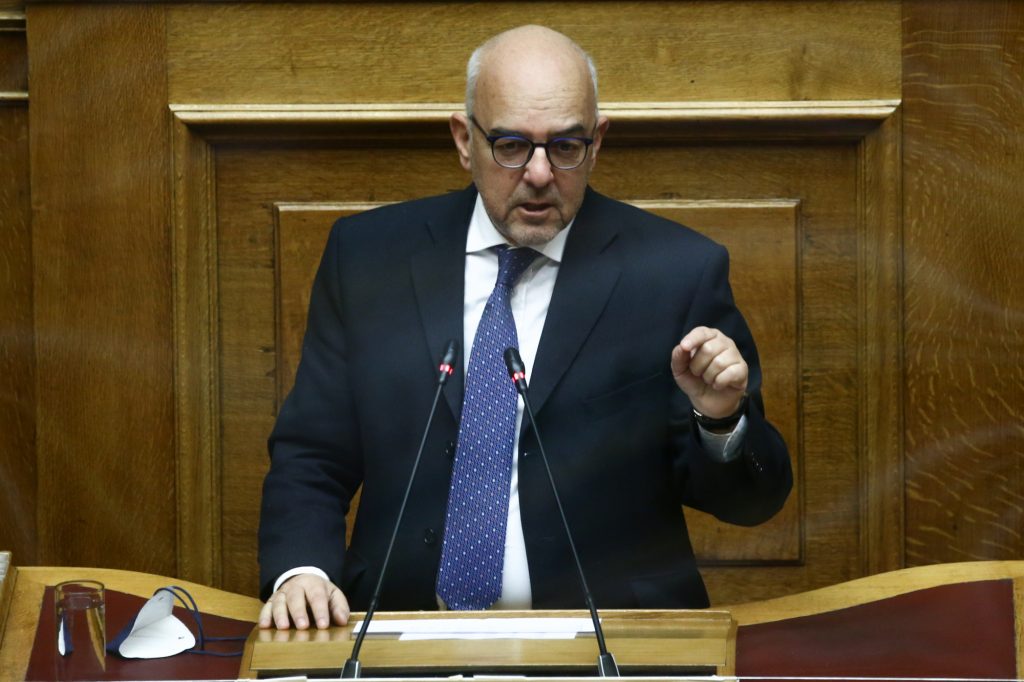 Παπαδημητρίου: «Καλά κάνουν οι νέοι, μουντζώστε μας, έπρεπε να τους λέμε»