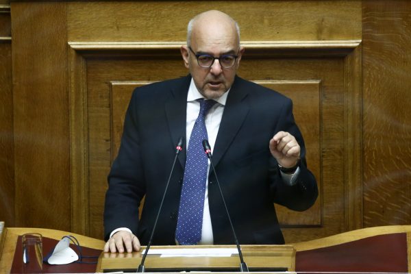 Παπαδημητρίου: «Καλά κάνουν οι νέοι, μουντζώστε μας, έπρεπε να τους λέμε»