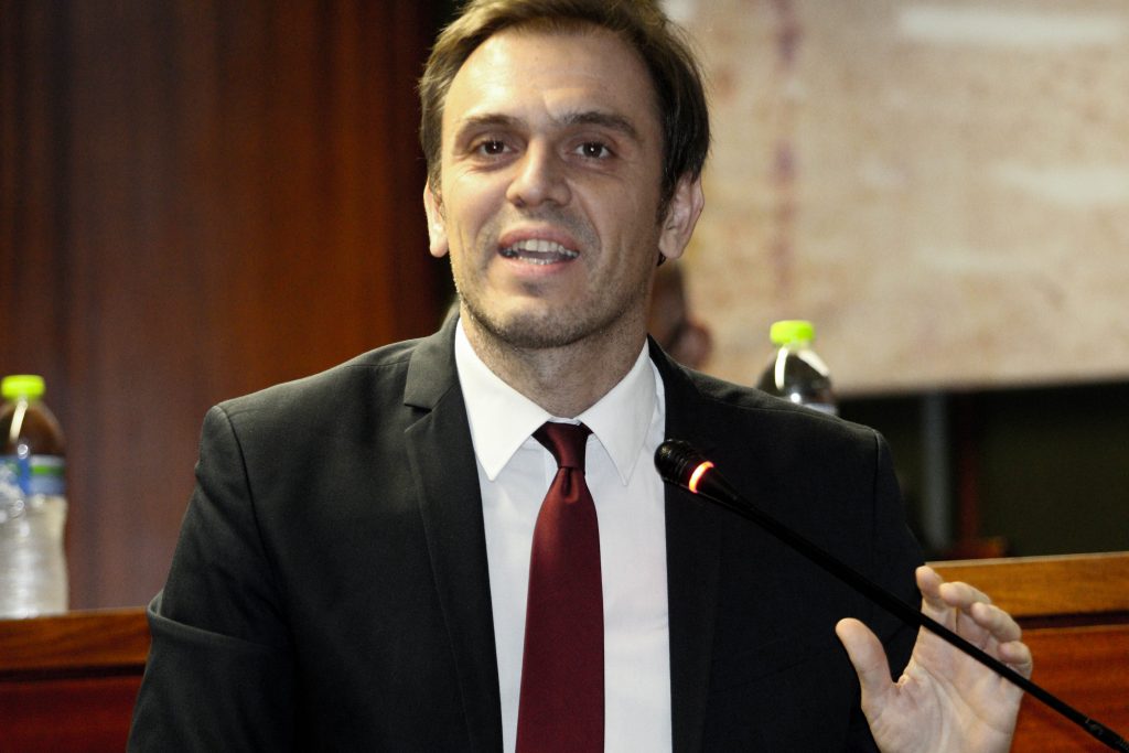 Δημήτρης Μάντζος: «Πένθος δεν σημαίνει σιωπή»