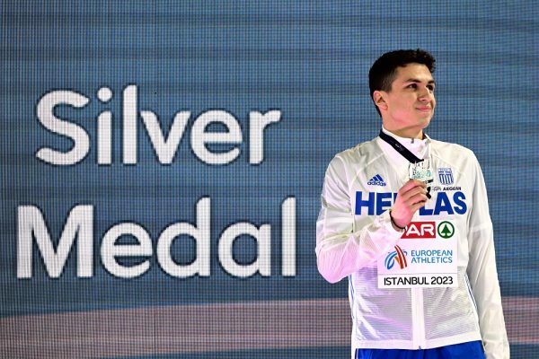 Η απονομή του αργυρού μεταλλίου στον Ανδρικόπουλο