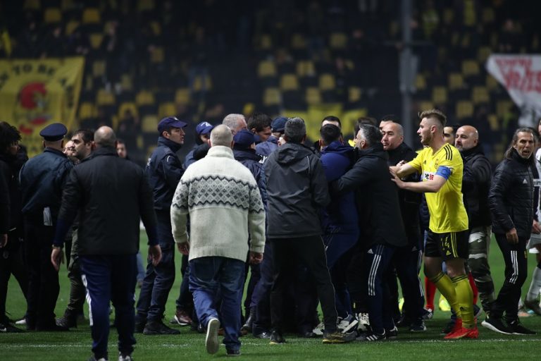 Χαμός στο Κλεάνθης Βικελίδης με τον Λουτσέσκου