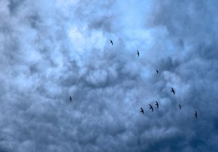 Kαιρός: Ηλιοφάνεια και λίγες νεφώσεις σήμερα – Έρχεται κακοκαιρία την Τετάρτη