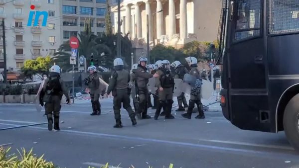 Τα ΜΑΤ προσπάθησαν να μπουν στην Πρυτανεία του ΕΚΠΑ