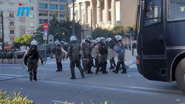 Τα ΜΑΤ προσπάθησαν να μπουν στην Πρυτανεία του ΕΚΠΑ