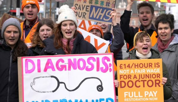Βρετανία: Η κυβέρνηση κατέθεσε πρόταση στα συνδικάτα των υγειονομικών με αυξήσεις μισθών
