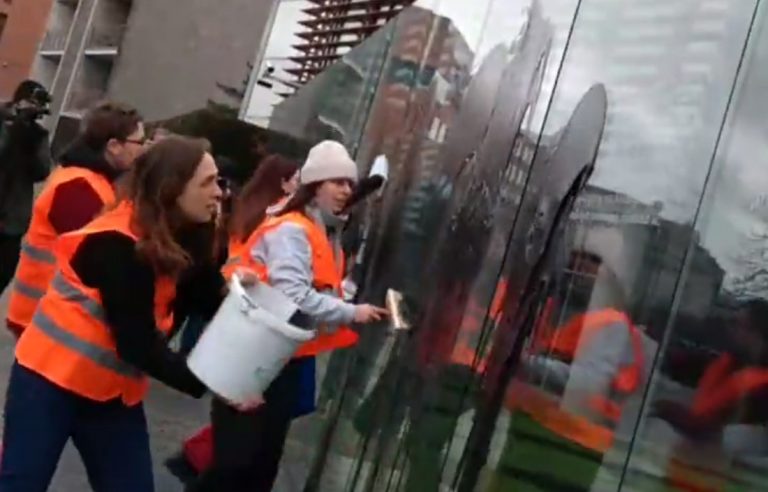 Γερμανία: Ακτιβιστές ψέκασαν με μαύρο υγρό μνημείο με τα άρθρα του συντάγματος