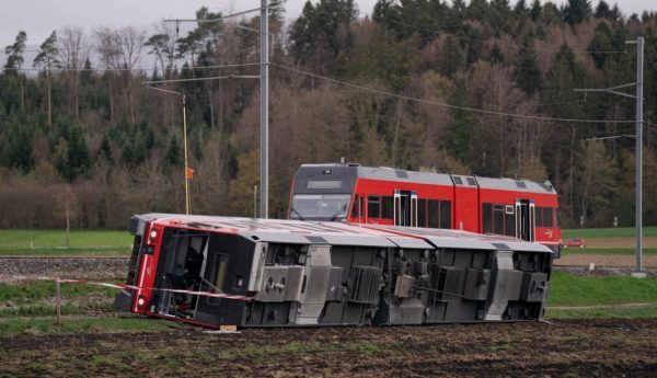 Ελβετία: Τουλάχιστον 12 τραυματίες από τον εκτροχιασμό δύο τρένων – Αιτία οι θυελλώδεις