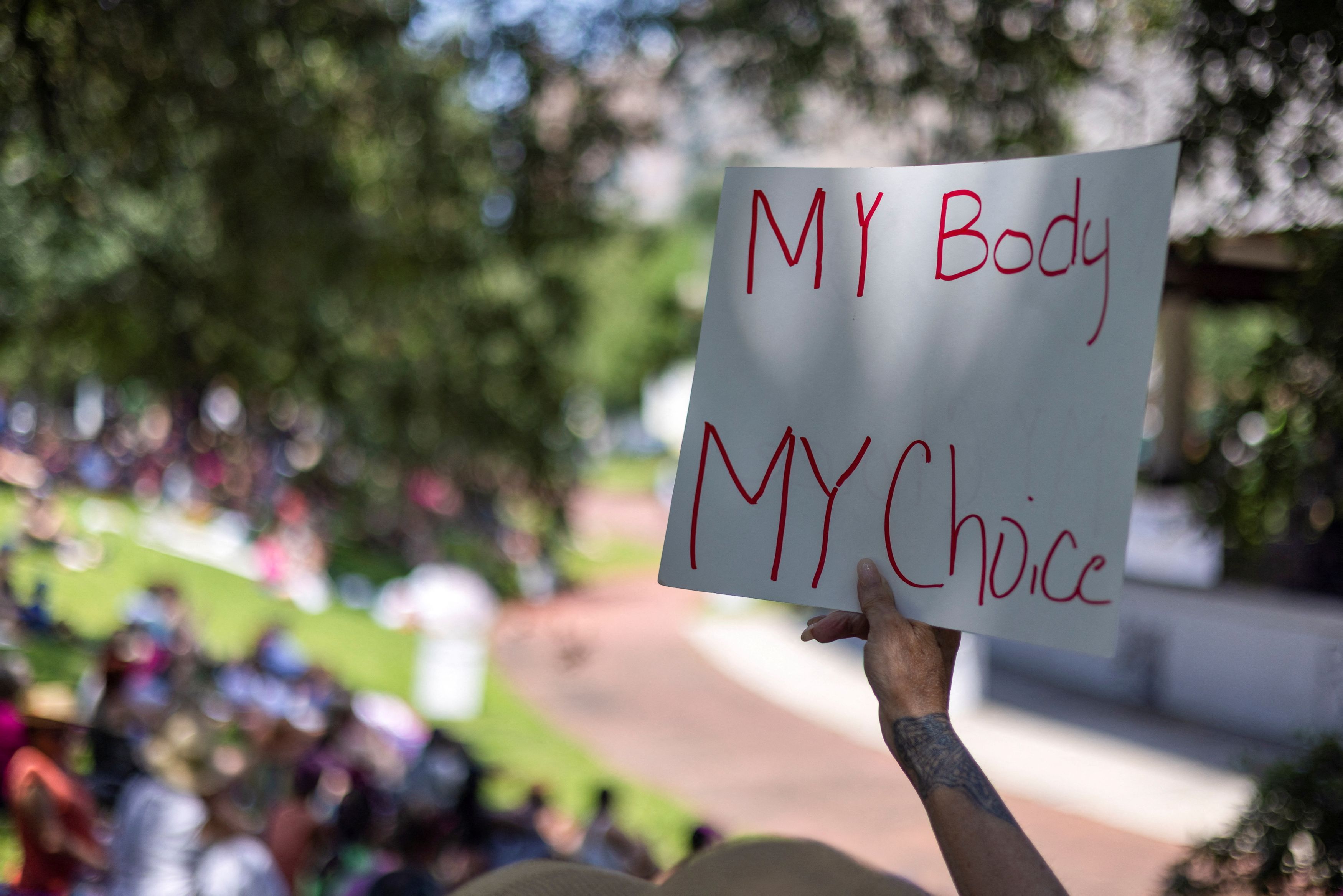 ΗΠΑ: Άνδρας στο Τέξας μηνύει τρεις γυναίκες επειδή βοήθησαν την πρώην σύντροφό του να κάνει άμβλωση
