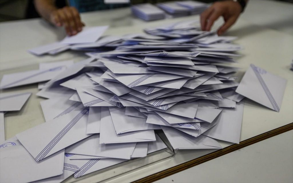 Εκλογές 2023: «Γράψε-σβήσε» για τα ψηφοδέλτια Επικρατείας των κομμάτων – Ποιοι «κλείδωσαν» και ποιοι «παίζουν»