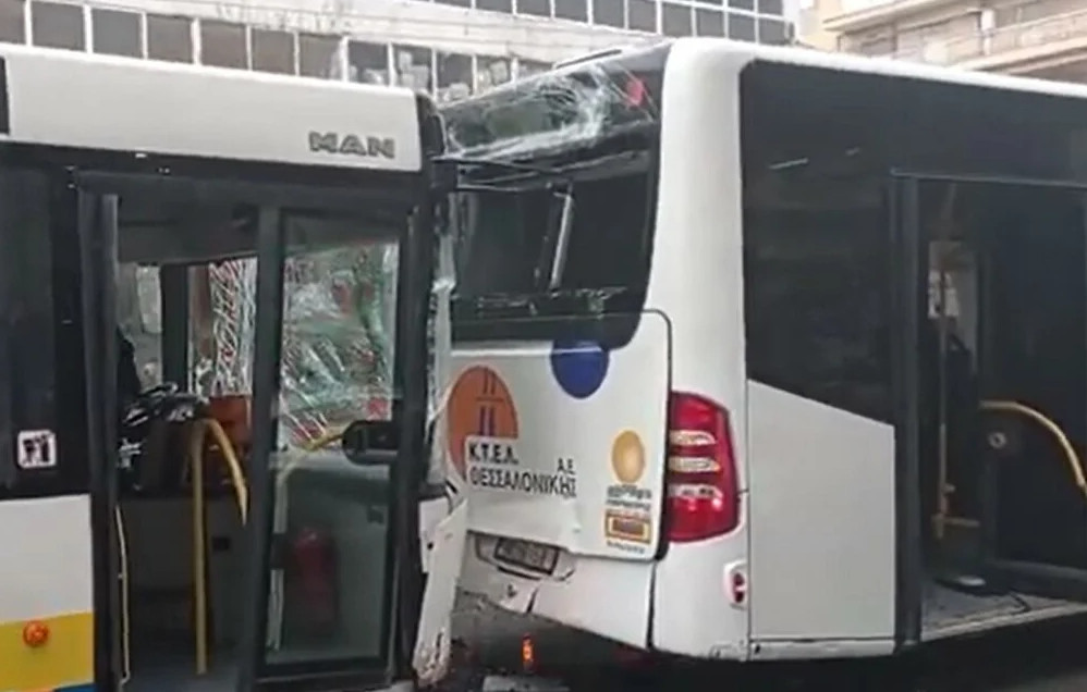 Θεσσαλονίκη: Συγκρούστηκαν αστικά λεωφορεία – Δύο τραυματίες