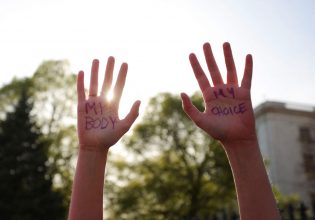 Γαλλία: Το δικαίωμα στην άμβλωση θα κατοχυρωθεί στο Σύνταγμα, δηλώνει ο Μακρόν