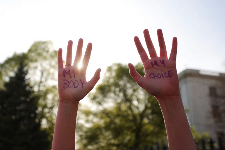 Γαλλία: Το δικαίωμα στην άμβλωση θα κατοχυρωθεί στο Σύνταγμα, δηλώνει ο Μακρόν