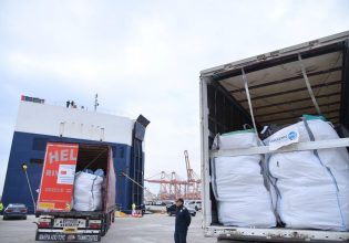 1.500 τόνοι ανθρωπιστικής βοήθειας από τους Δήμους της Ελλάδας, έφτασαν στους πληγέντες από τους σεισμούς σε Τουρκία και Συρία