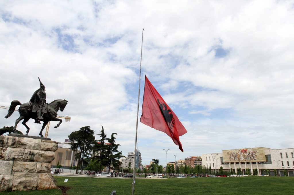Αλβανία: Ημέρα εθνικού πένθους στη μνήμη των θυμάτων στα Τέμπη
