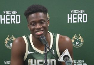 Σε ρηχά νερά ο Άλεξ Αντετοκούνμπο με 1/10 τρίποντα