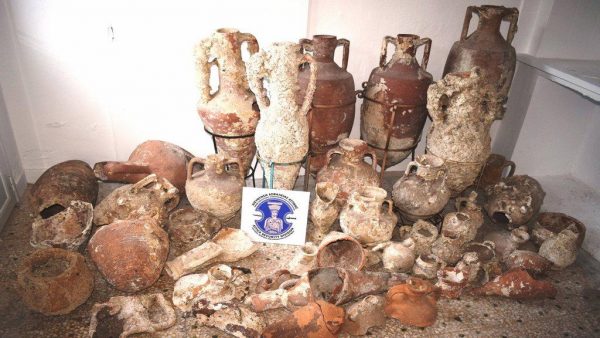 Αρχαιοκαπηλεία: Τρεις συλλήψεις στην Κορινθία – Είχαν στην κατοχή τους πολύτιμα αντικείμενα, νομίσματα και όπλα