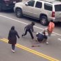 Σοκαριστικές σκηνές: Άγριος ξυλοδαρμός για μια θέση πάρκινγκ – Τον χτυπούσαν με ρόπαλο