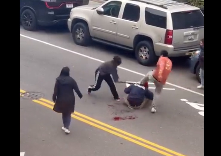 Σοκαριστικές σκηνές: Άγριος ξυλοδαρμός για μια θέση πάρκινγκ - Τον χτυπούσαν με ρόπαλο